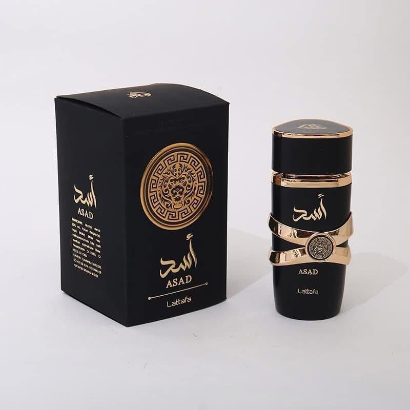 عطر أسد (Asad) من دار لطافة الإمارتية هو عطر عنبري توابلي دافئ للرجال، صدر عام 2021.